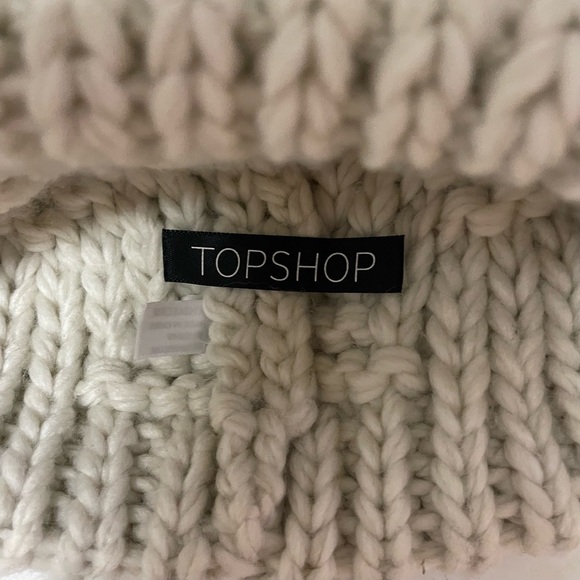 TOPSHOP Cable knit Pom Pom Toque & Scarf, 2 piece set - Picture 7 of 8